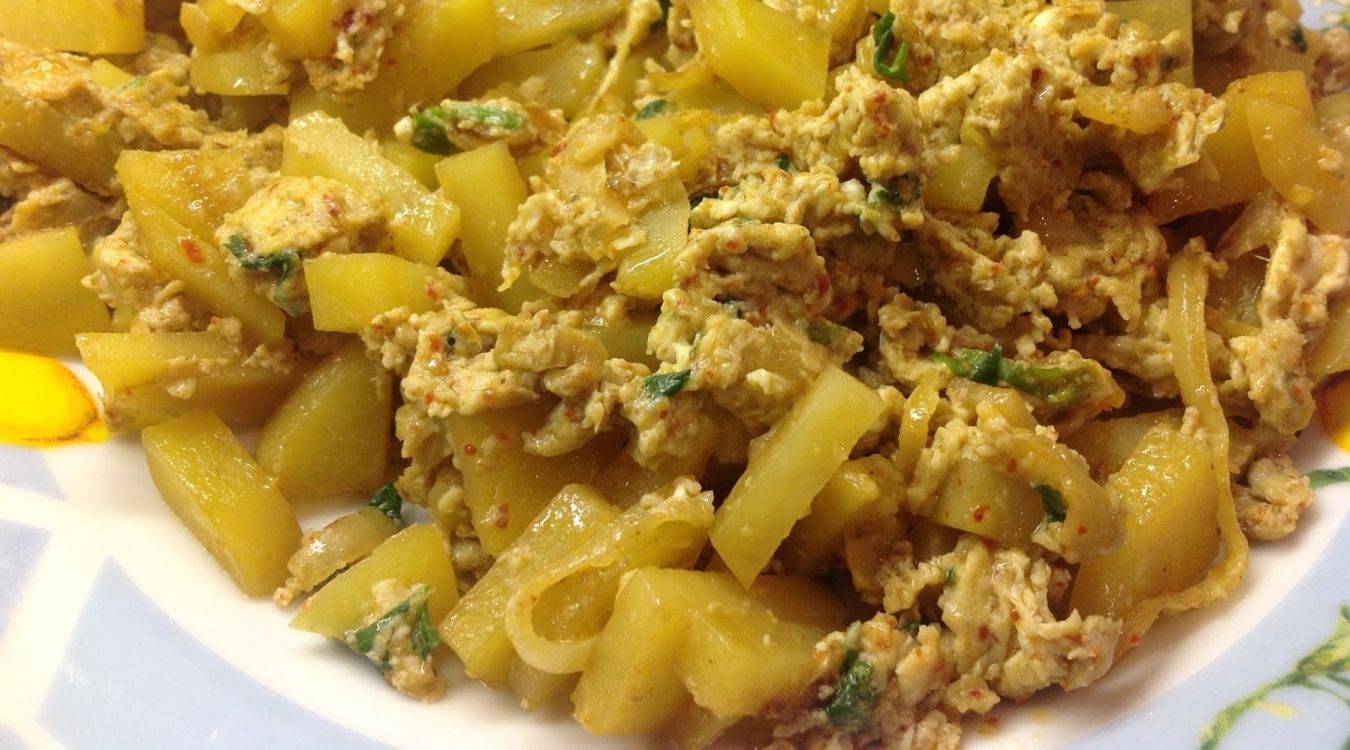 spicy-potatoes-and-scrambled-eggs-recipe